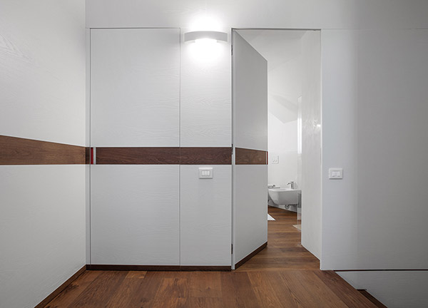 ECLISSE flush-to-the-wall hinged door